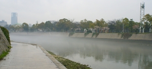 広島　元安川の霧