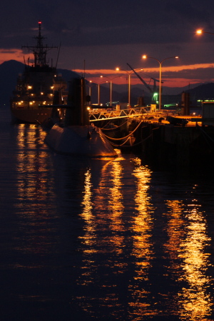 夜の潜水艦桟橋