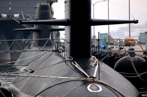 潜水艦と出港艦船