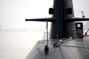 潜水艦と出港艦船