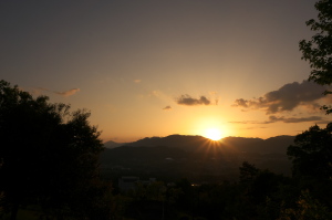 西風新都の夕陽