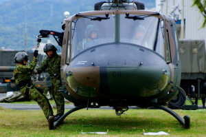 武装ヘリ訓練展示