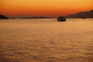 島の夕景