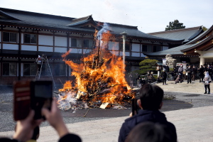 護国神社のとんど-２