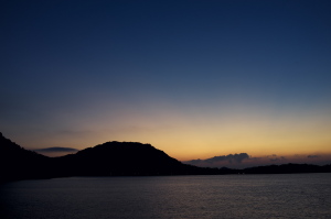 島の夜明け前