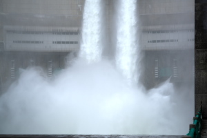 温井ダムの大瀑布