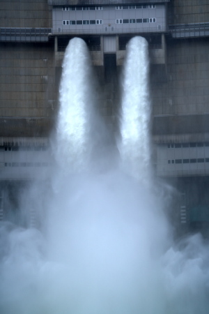 温井ダムの大瀑布