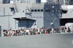 空母「かが」ヘリ着艦シーン